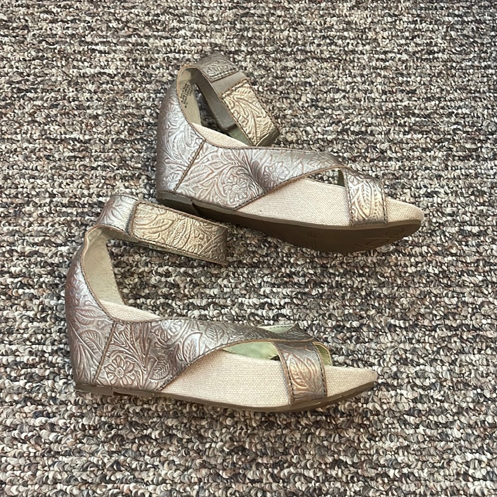 OTBT woman’s wedges